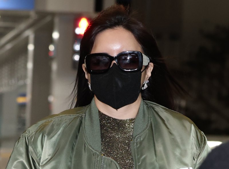 [뉴스1 ★]박봄, 이민호와 셀프 열애설 후 공항 포착… 블링블링 비주얼