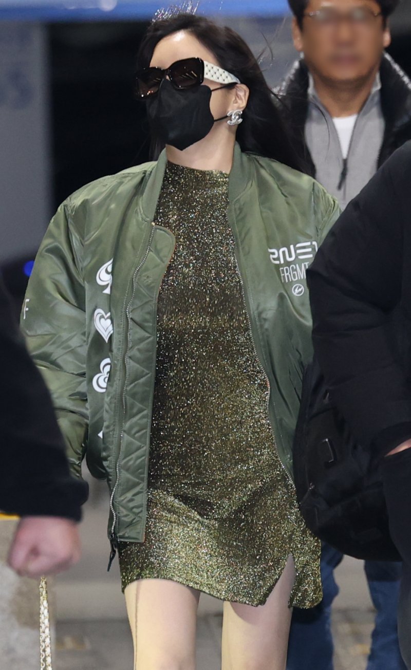 [뉴스1 ★]박봄, 이민호와 셀프 열애설 후 공항 포착… 블링블링 비주얼