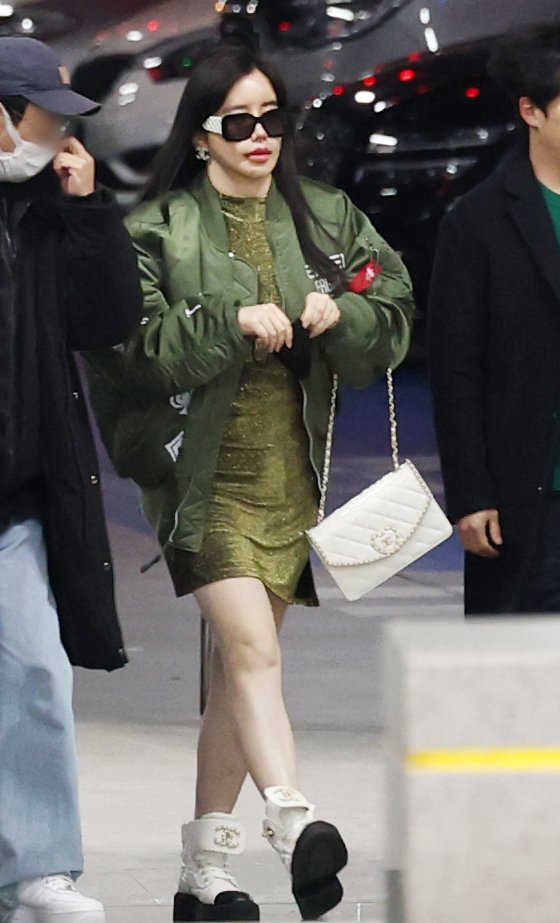 [뉴스1 ★]박봄, 이민호와 셀프 열애설 후 공항 포착… 블링블링 비주얼