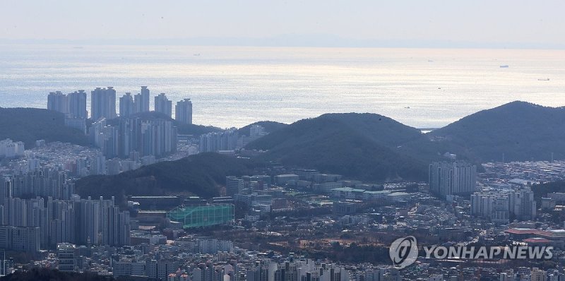 부산 남구 황령산 전망대서 바라본 대마도 (출처=연합뉴스)