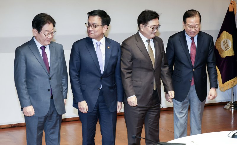 이재명 더불어민주당 대표(왼쪽부터), 최상목 대통령 권한대행 부총리 겸 기획재정부 장관, 권영세 국민의힘 비상대책위원장, 우원식 국회의장이 20일 오후 서울 여의도 국회 사랑재에서 열린 국정 안정을 위한 국회-정부 국정협의회에 참석해 기념 촬영을 마친 뒤 자리로 향하고 있다. 2025.2.20/뉴스1 ⓒ News1 국회사진취재단