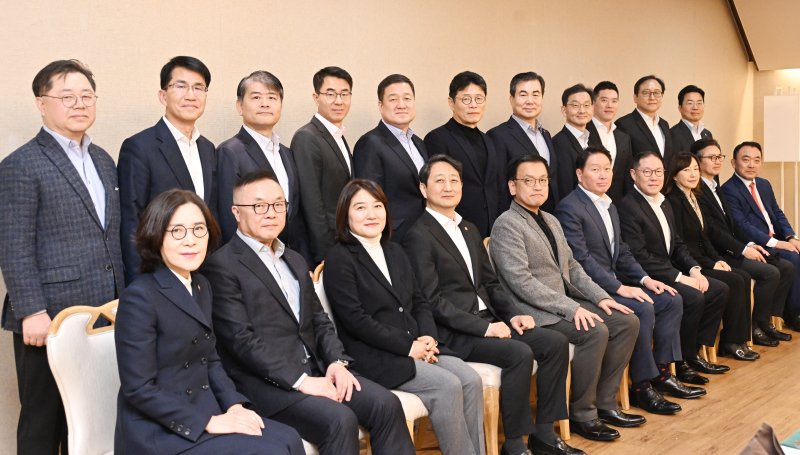 [서울=뉴시스] 조수정 기자 = 최상목 대통령 권한대행 부총리 겸 기획재정부 장관이 16일 오후 서울 종로구 정부서울청사에서 관계부처 장·차관, 기업대표 등이 참석한 가운데 열린 '민간 경제사절단 만찬간담회'에서 참석자들과 기념사진을 찍고 있다. 윗줄 왼쪽부터 박일준 대한상의 상근부회장, 김동욱 현대자동차 부사장, 주영준 한화 퓨처프루프 사장, 김성태 두산경영연구원 CEO, 이계인 포스코인터내셔널 사장, 이형희 SK 수펙스 위원장, 임성복 롯데지주 커뮤니케이션실장, 윤창렬 LG글로벌전략개발원 원장, 구동휘 LS엠앤엠 대표이사, 정인