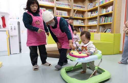 돌봄터에서 하는 걸음마 연습 (출처=연합뉴스)