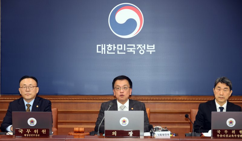 [서울=뉴시스] 최진석 기자 = 최상목 대통령 권한대행 부총리 겸 기획재정부 장관이 18일 정부서울청사에서 열린 국무회의에서 발언하고 있다. (대통령실통신사진기자단) 2025.02.18. myjs@newsis.com