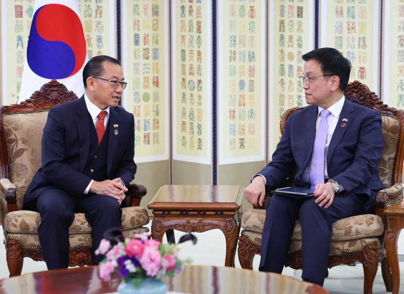 [서울=뉴시스] 최진석 기자 = 최상목 대통령 권한대행 부총리 겸 기획재정부 장관이 20일 정부서울청사에서 시아 키앤 펭 싱가포르 국회의장과 접견하고 있다. 2025.02.20. myjs@newsis.com