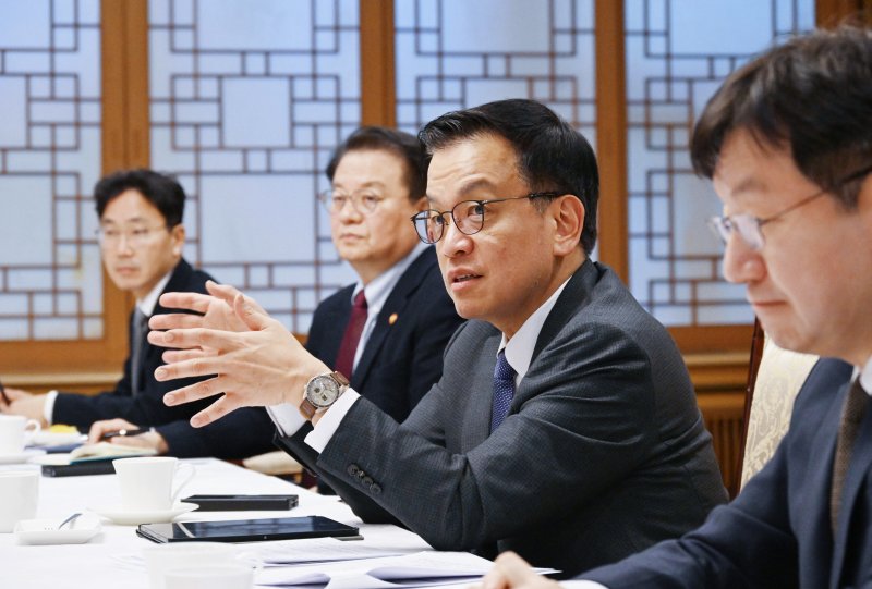 [서울=뉴시스] 조수정 기자 = 최상목 대통령 권한대행 부총리 겸 기획재정부 장관이 21일 정부서울청사에서 열린 대외경제현안간담회를 주재하고 있다. (사진=기획재정부 제공) 2025.02.21. chocrystal@newsis.com
