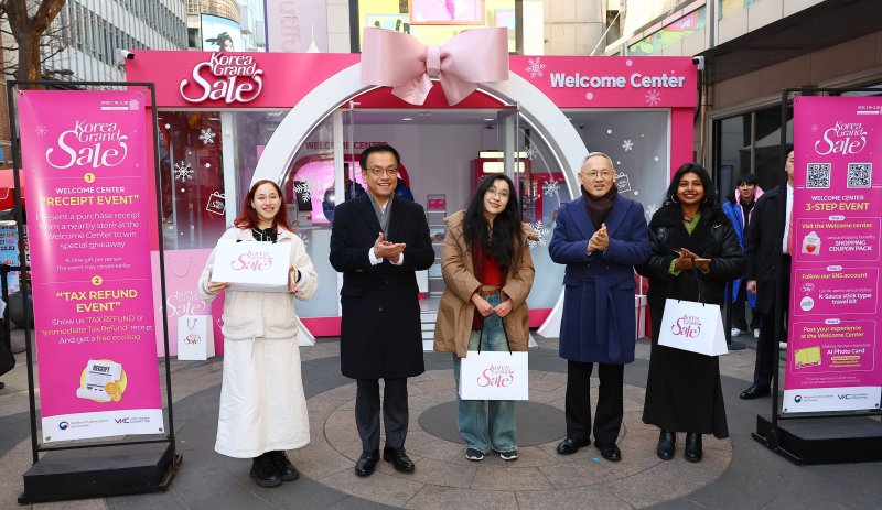 [서울=뉴시스] 조수정 기자 = 최상목 대통령 권한대행 부총리 겸 기획재정부 장관과 유인촌 문화체육관광부 장관이 21일 서울 명동 코리아그랜드세일 웰컴센터에서 외국인 관광객들과 기념촬영을 하고 있다. 최 권한대행은 외국인 관광객 현장과 코리아그랜드세일 현황을 점검하기 위해 명동을 방문했다. (대통령실통신사진기자단) 2025.02.21. chocrystal@newsis.com