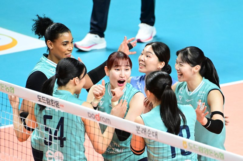 [서울=뉴시스] 프로배구 GS칼텍스 선수들이 지난 18일 서울 장충체육관에서 열린 도드람 2024~2025 V-리그 여자부 경기에서 현대건설을 상대로 득점에 성공한 뒤 환호하고 있다. (사진=KOVO 제공) 2025.02.18. *재판매 및 DB 금지