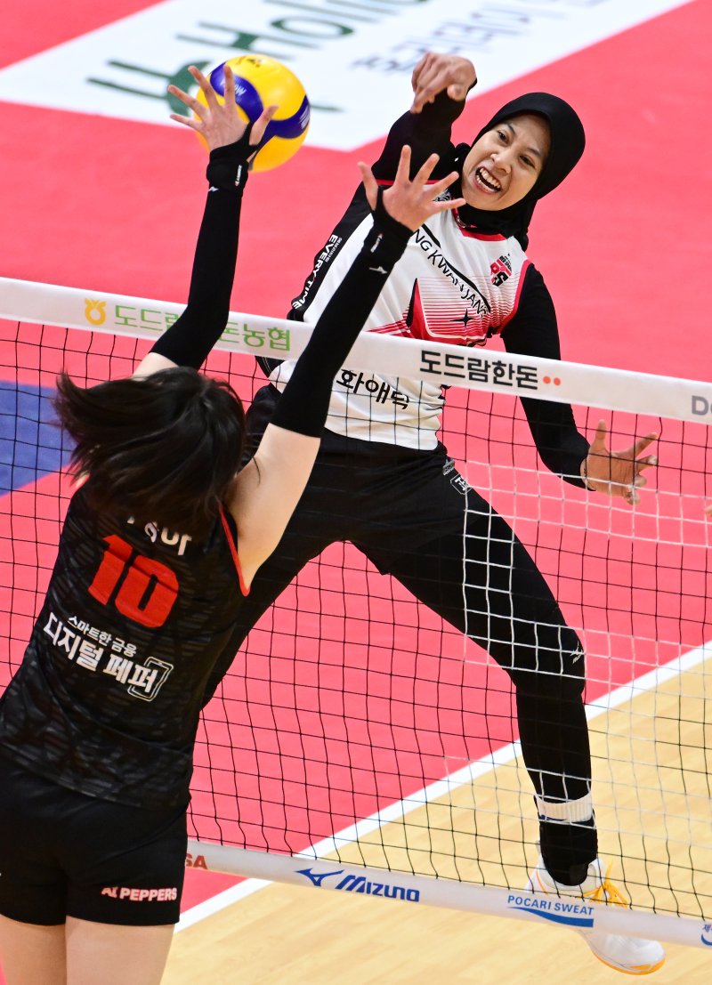 [서울=뉴시스] 프로배구 페퍼저축은행 박정아(왼쪽)가 지난 19일 페퍼스타디움에서 열린 도드람 2024~2025 V-리그 여자부 5라운드 경기에서 정관장 메가의 공격을 블로킹으로 막아내고 있다. (사진=KOVO 제공) 2025.02.19. *재판매 및 DB 금지