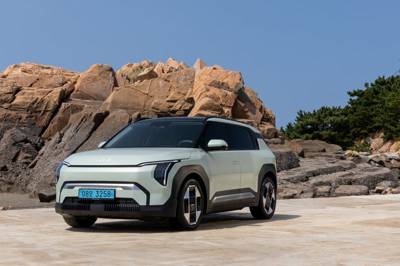 [서울=뉴시스] '2025 세계 여성 올해의 차' 콤팩트 SUV 부문을 수상한 기아 EV3. (사진=현대차그룹 제공) 2025.01.09 photo@newsis.com *재판매 및 DB 금지