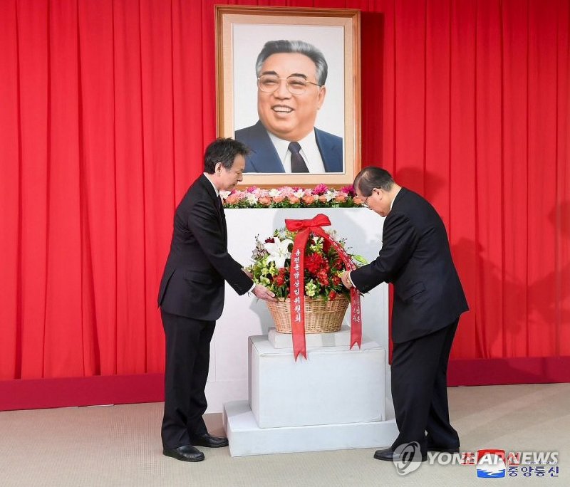 김일성 초상화에 헌화하는 허종만 총련 의장 (출처=연합뉴스)