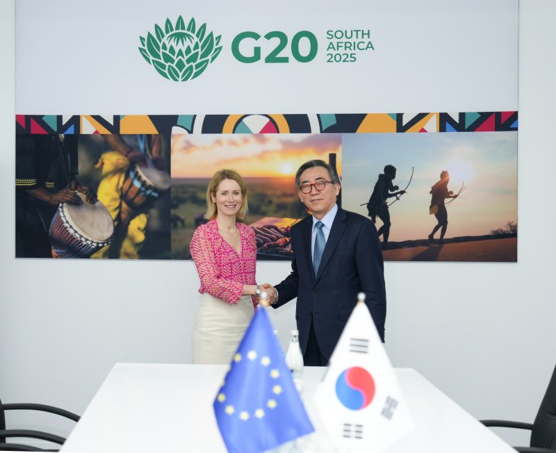 [서울=뉴시스] 조태열 외교부 장관이 남아프리카공화국 요하네스버그에서 개최된 G20(주요 20개국) 외교장관 회의 참석을 계기로 21일 카야 칼라스 유럽연합(EU) 외교안보정책 고위대표를 만난 모습. (사진=외교부 제공) 2025.02.22. *재판매 및 DB 금지