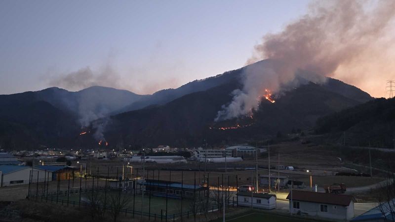 강원 정선 여량면 산불 이틀째 이어져…오전 7시50분 진화율 50%