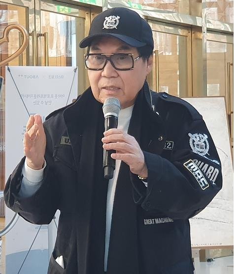 자신의 작품을 설명하는 가수 겸 화가 조영남 (출처=연합뉴스)