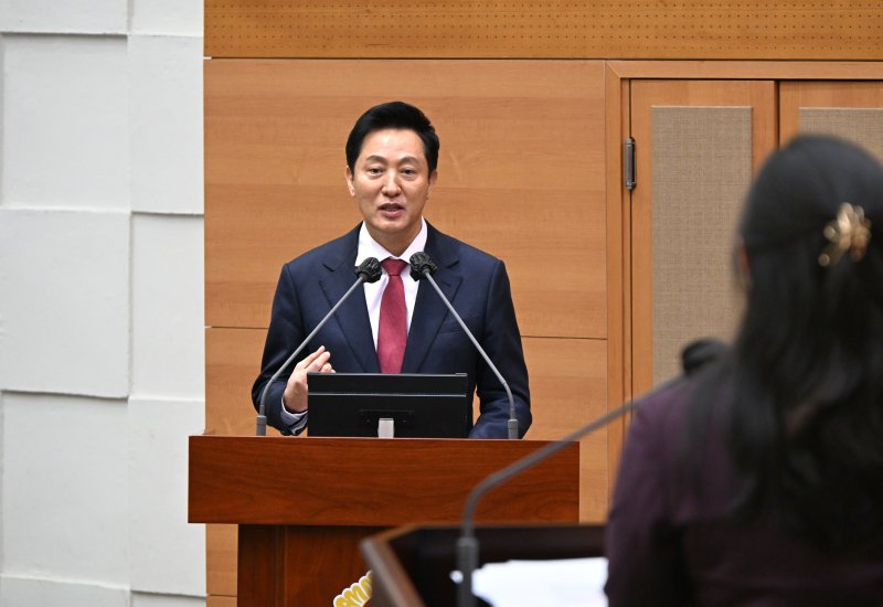 오세훈 서울시장이 2.21.(금) 제328회 서울시의회 임시회 본회의에 참석해 시정질문에 답변하고 있다. 뉴시스