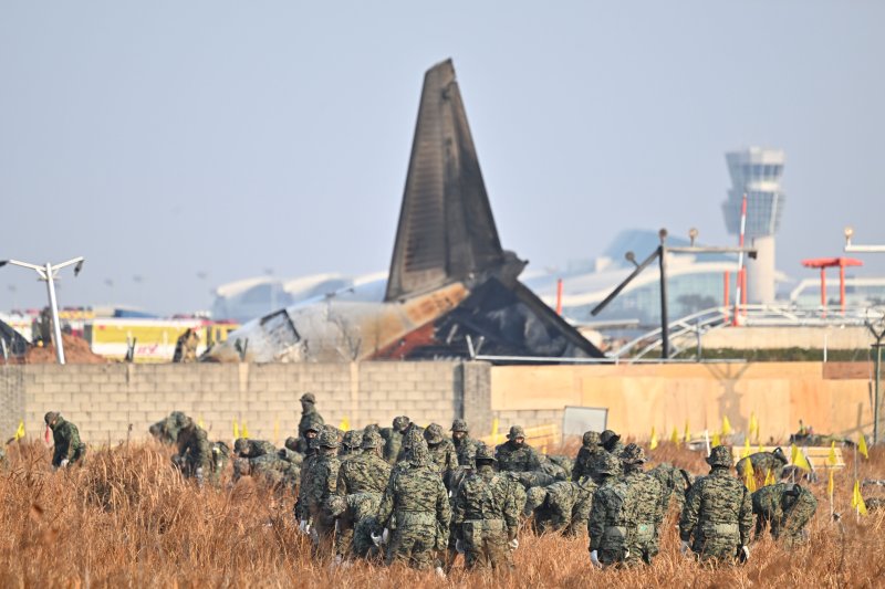 [무안=뉴시스] 이영주 기자 = 제주항공 여객기 참사 닷새 째인 2일 오전 전남 무안군 무안국제공항 활주로 사고 현장 주변에서 군인들이 유류품 등을 수색하고 있다. 2025.01.02. leeyj2578@newsis.com