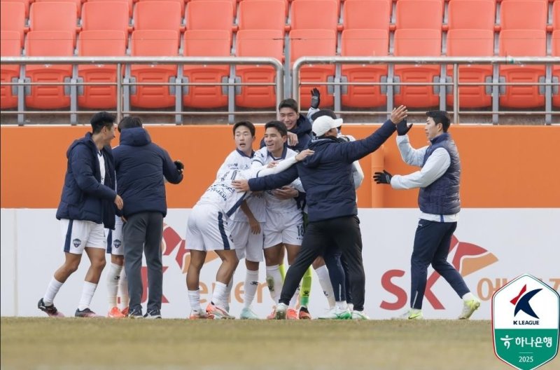 역전 결승골을 넣고 기뻐하는 김천 상무 선수들 (출처=연합뉴스)