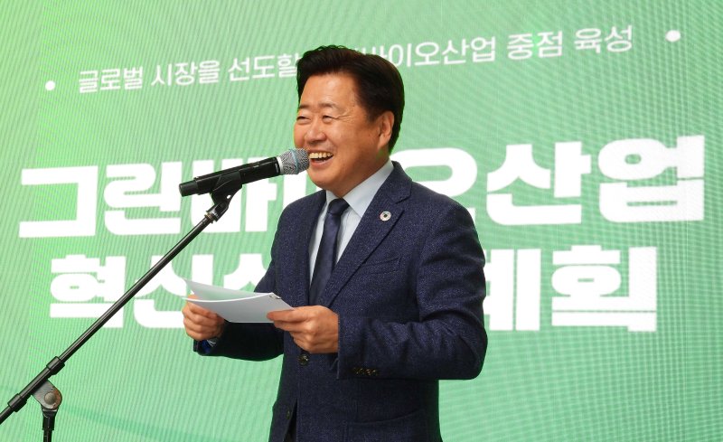 오영훈 제주특별자치도지사가 22일 오후 제주시 칠성로 상점가에서 열린 제주지역혁신플랫폼 청정바이오사업단의 '칠성로에서 그린 바이오(Green Bio)를 만나다' 행사에서 '제주 그린 바이오 산업 혁신성장 계획'을 발표하고 있다.2025.2.22./뉴스1 ⓒ News1 오미란 기자