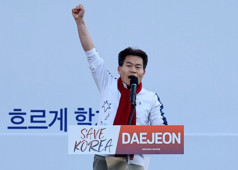 대전 모인 반탄 1.7만 vs. 찬탄 9백..'尹탄핵반대'에 전한길 등판