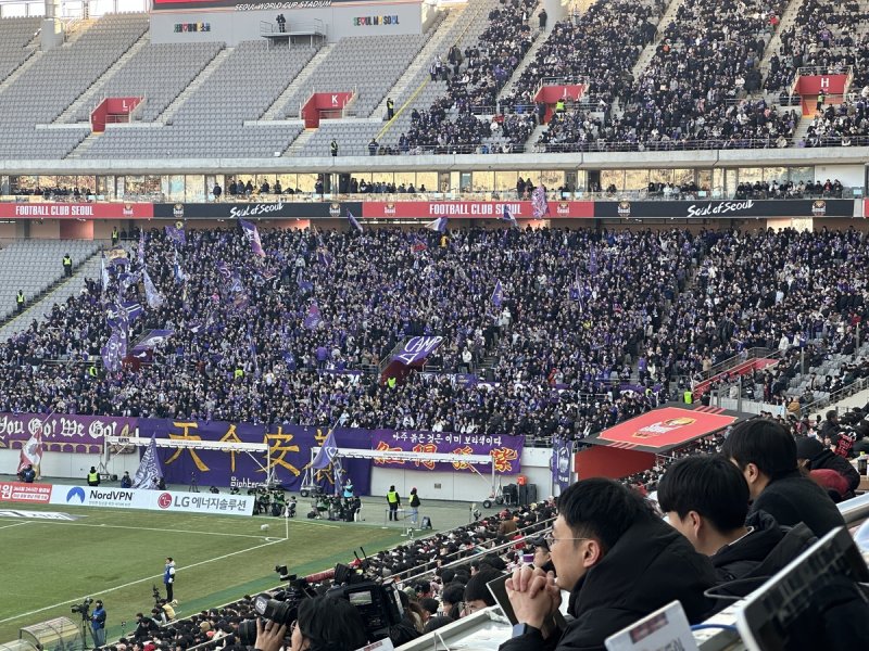 서울 홈구장 원정 응원석에서 응원하는 FC안양 팬들 (출처=연합뉴스)