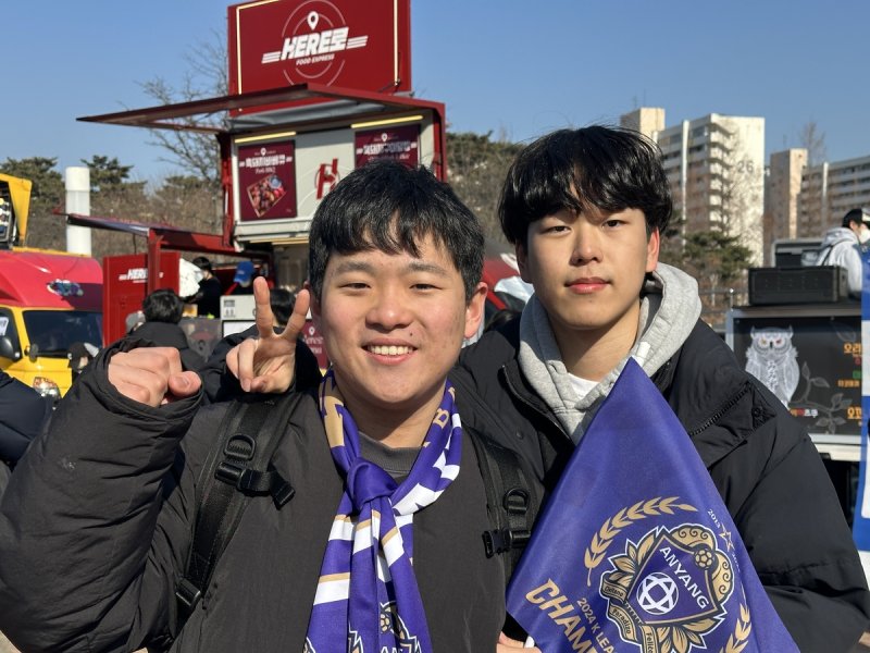 FC안양 응원하는 윤희재, 조기현(왼쪽부터)씨 (출처=연합뉴스)