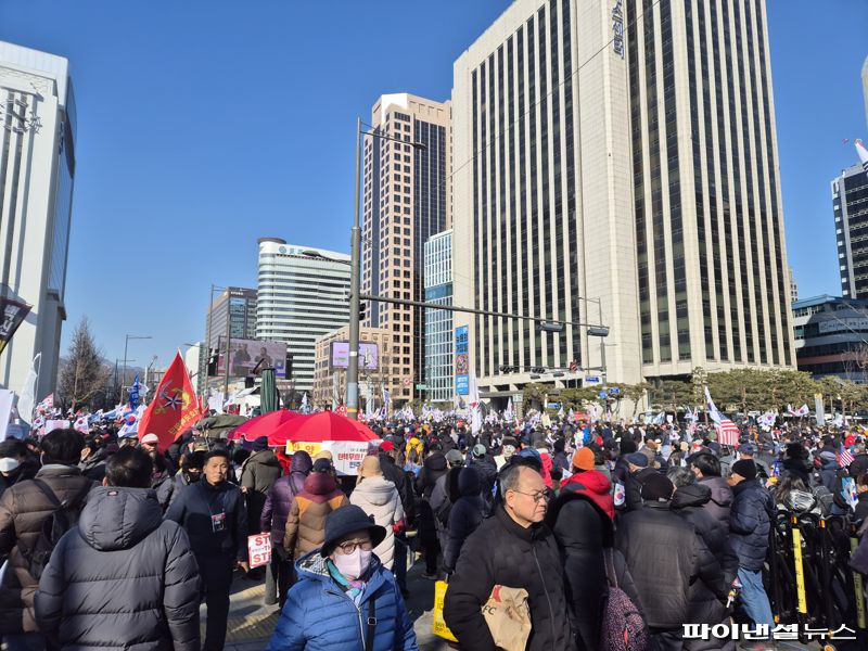 22일 오후 서울 종로구 세종대로에서 보수 지지자들이 윤석열 대통령의 탄핵을 반대하는 집회를 열고 있다. 사진=김동규 기자