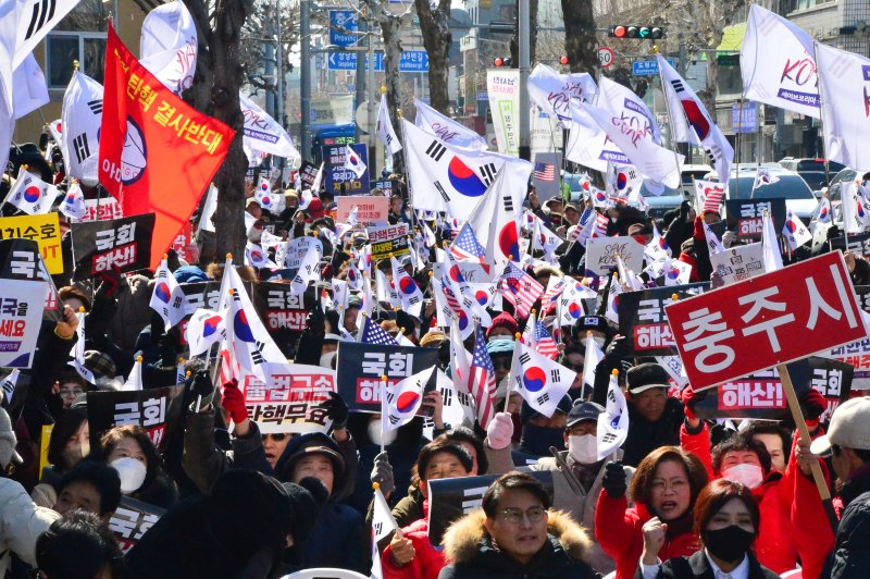 [청주=뉴시스] 서주영 기자 = 보수 성향 개신교단체 세이브코리아가 22일 충북도청 서문 앞에서 '국가비상기도회'를 열고 윤석열 대통령의 탄핵을 반대하고 있다. 2025.02.22. juyeong@newsis.com