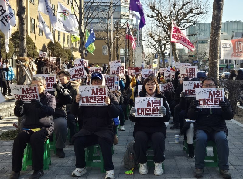 [청주=뉴시스] 충북비상시국회의가 22일 충북도청 앞에서 '18차 충북도민 시국대회'를 열고 윤석열 대통령의 즉각 퇴진을 촉구하고 있다. (사진=충북비상시국회의 제공) 2025.02.22. photo@newsis.com *재판매 및 DB 금지