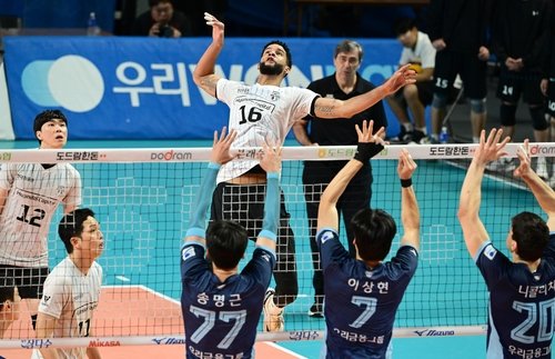 공격하는 현대캐피탈의 레오(중앙) (출처=연합뉴스)