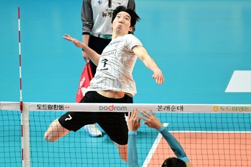 스파이크하는 현대캐피탈의 허수봉 (출처=연합뉴스)