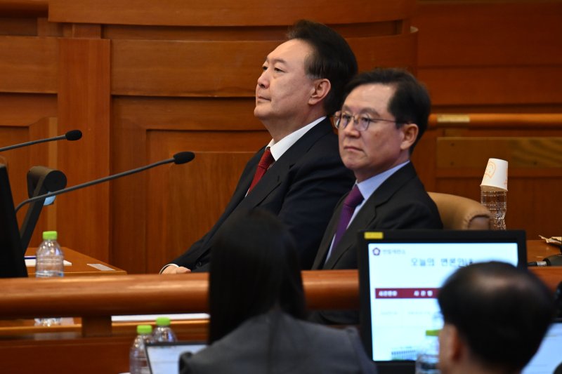 [서울=뉴시스] 사진공동취재단 = 윤 대통령 측 법률대리인단은 22일 입장문을 내어 "서울서부지법에 제출한 어떠한 자료에 이전의 영장 청구 내역을 어떻게 기재했다는 것인지 밝혀야 한다"고 촉구했다. 사진은 윤석열 대통령이 지난 20일 서울 종로구 헌법재판소에서 열린 탄핵심판 10차 변론에 출석한 모습. 2025.02.20. photo@newsis.com
