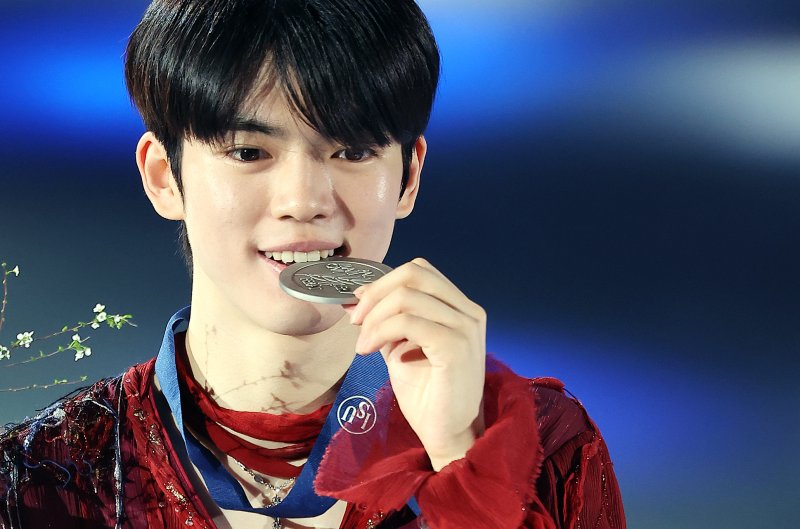 22일 오후 서울 양천구 목동 아이스링크에서 열린 2025 ISU 사대륙 피겨스케이팅 선수권대회 남자 싱글 프리스케이팅 시상식에서 2위를 기록한 차준환이 은메달을 깨물며 기념 촬영을 하고 있다. 2025.2.22/뉴스1 ⓒ News1 김진환 기자