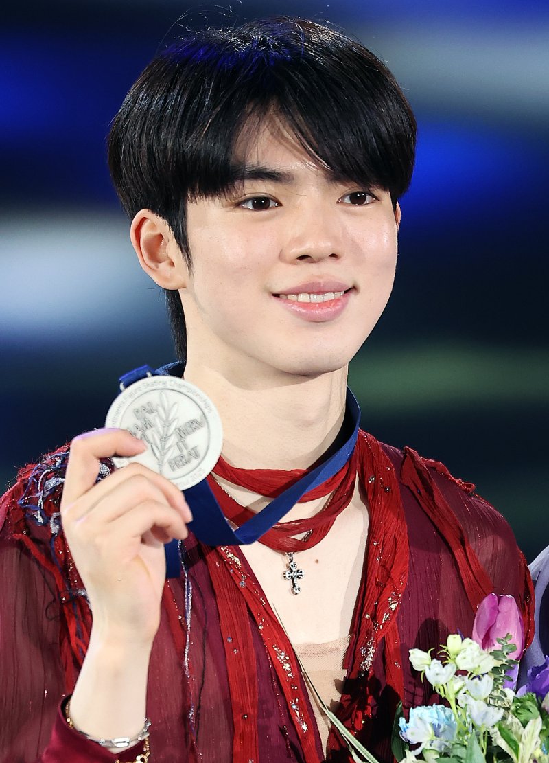 22일 오후 서울 양천구 목동 아이스링크에서 열린 2025 ISU 사대륙 피겨스케이팅 선수권대회 남자 싱글 프리스케이팅 시상식에서 2위를 기록한 차준환이 기념 촬영을 하고 있다. 2025.2.22/뉴스1 ⓒ News1 김진환 기자
