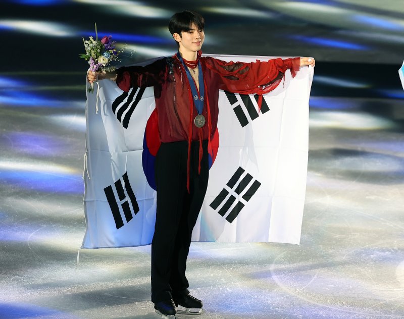 22일 오후 서울 양천구 목동 아이스링크에서 열린 2025 ISU 사대륙 피겨스케이팅 선수권대회 남자 싱글 프리스케이팅 시상식에서 2위를 기록한 차준환이 기념 촬영을 하고 있다. 2025.2.22/뉴스1 ⓒ News1 김진환 기자