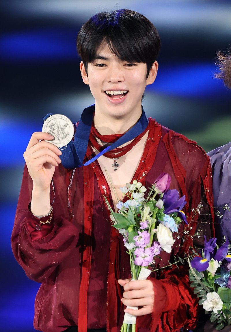 22일 오후 서울 양천구 목동 아이스링크에서 열린 2025 ISU 사대륙 피겨스케이팅 선수권대회 남자 싱글 프리스케이팅 시상식에서 2위를 기록한 차준환이 기념 촬영을 하고 있다. 2025.2.22/뉴스1 ⓒ News1 김진환 기자