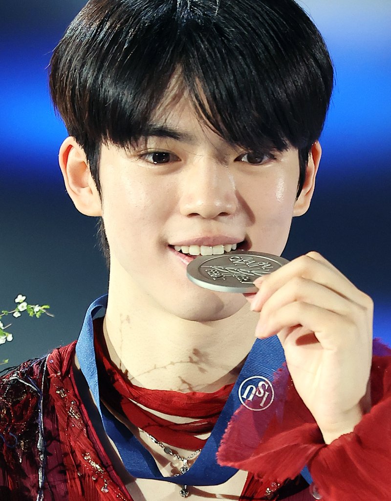 22일 오후 서울 양천구 목동 아이스링크에서 열린 2025 ISU 사대륙 피겨스케이팅 선수권대회 남자 싱글 프리스케이팅 시상식에서 2위를 기록한 차준환이 은메달을 깨물며 기념 촬영을 하고 있다. 2025.2.22/뉴스1 ⓒ News1 김진환 기자