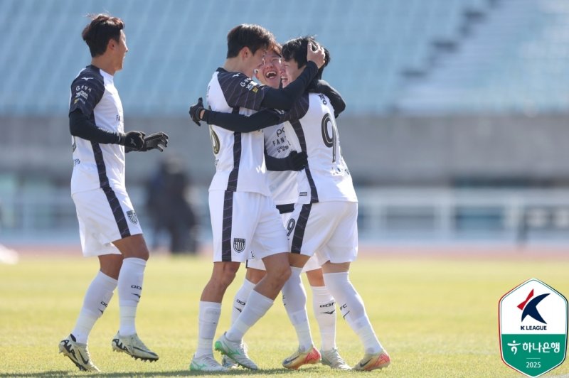 전남 정강민(가운데)(한국프로축구연맹 제공)