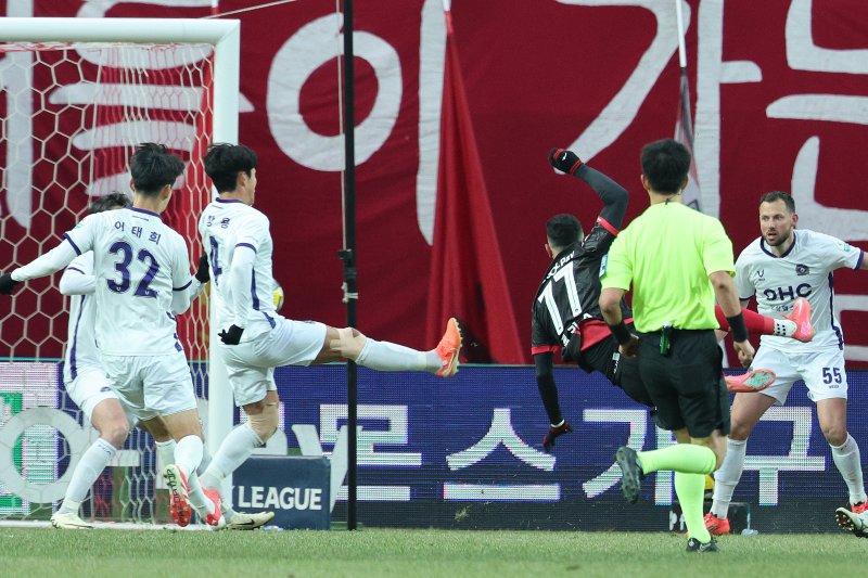 22일 오후 서울 마포구 서울월드컵경기장에서 하나은행 K리그1 2025 2라운드 FC서울과 FC안양의 경기에서 FC서울 루카스가 팀의 두 번째 골을 기록하고 있다. 2025.2.22/뉴스1 ⓒ News1 신웅수 기자