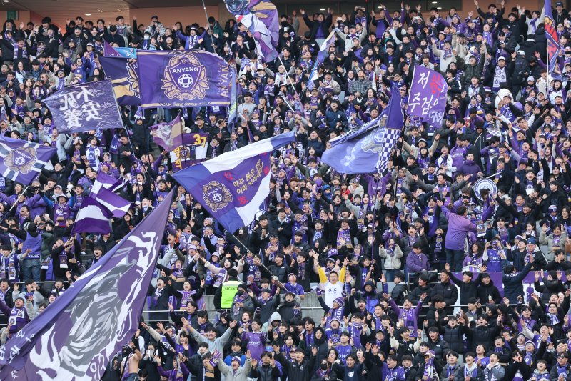 22일 오후 서울 마포구 서울월드컵경기장에서 하나은행 K리그1 2025 2라운드 FC서울과 FC안양의 경기에서 FC안양 팬들이 응원전을 펼치고 있다. 2025.2.22/뉴스1 ⓒ News1 신웅수 기자