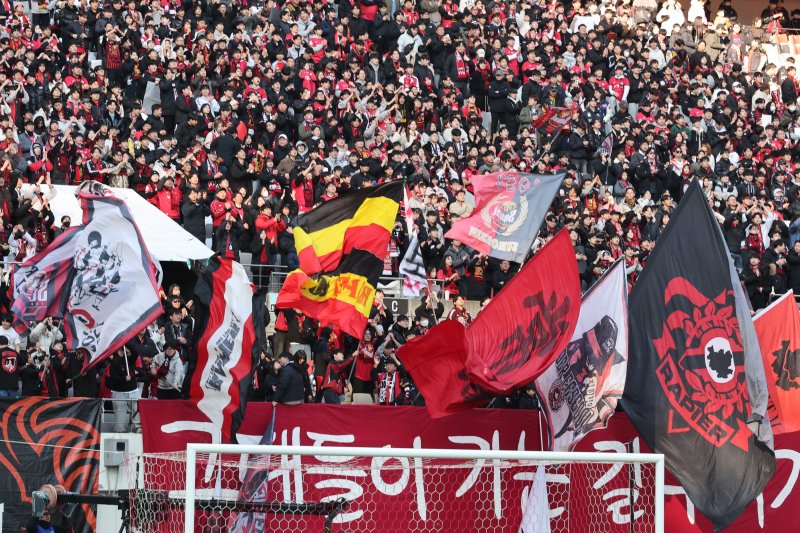 22일 오후 서울 마포구 서울월드컵경기장에서 하나은행 K리그1 2025 2라운드 FC서울과 FC안양의 경기에서 FC서울 팬들이 응원전을 펼치고 있다. 2025.2.22/뉴스1 ⓒ News1 신웅수 기자
