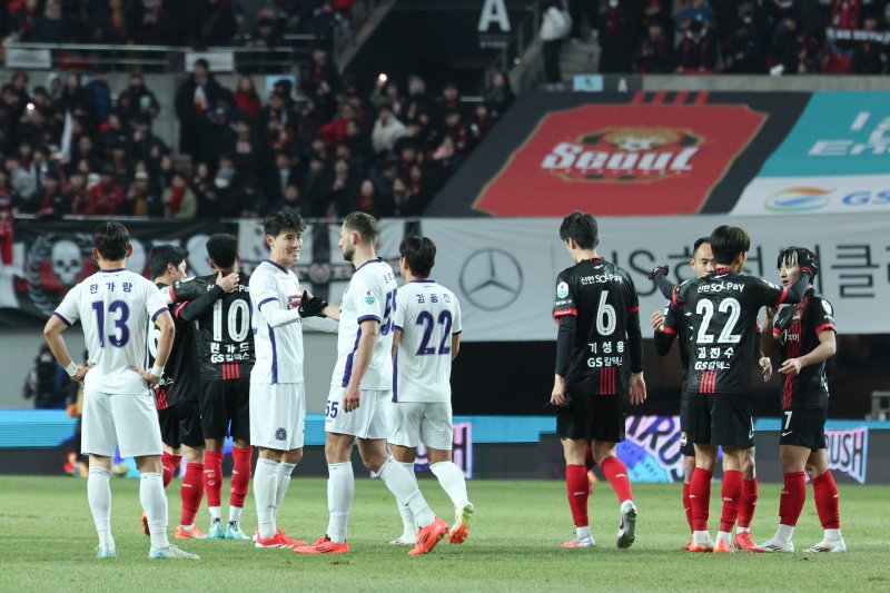 22일 오후 서울 마포구 서울월드컵경기장에서 하나은행 K리그1 2025 2라운드 FC서울과 FC안양의 경기를 마친 후 양팀 선수들이 인사하고 있다. 2025.2.22/뉴스1 ⓒ News1 신웅수 기자