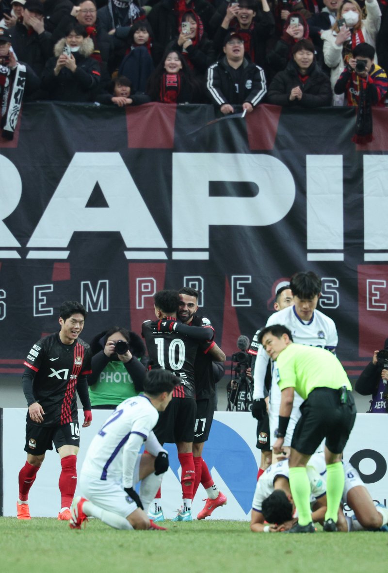 22일 오후 서울 마포구 서울월드컵경기장에서 하나은행 K리그1 2025 2라운드 FC서울과 FC안양의 경기에서 FC서울 루카스가 팀의 두 번째 골을 넣은 후 동료들과 기쁨을 나누고 있다. 2025.2.22/뉴스1 ⓒ News1 신웅수 기자