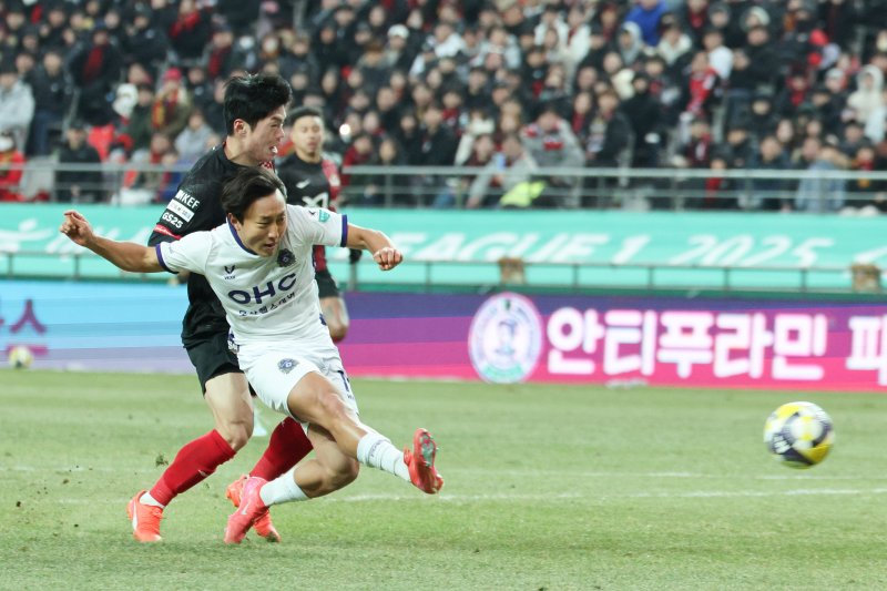 22일 오후 서울 마포구 서울월드컵경기장에서 하나은행 K리그1 2025 2라운드 FC서울과 FC안양의 경기에서 FC안양 최성범이 만회골을 넣고 있다. 2025.2.22/뉴스1 ⓒ News1 신웅수 기자
