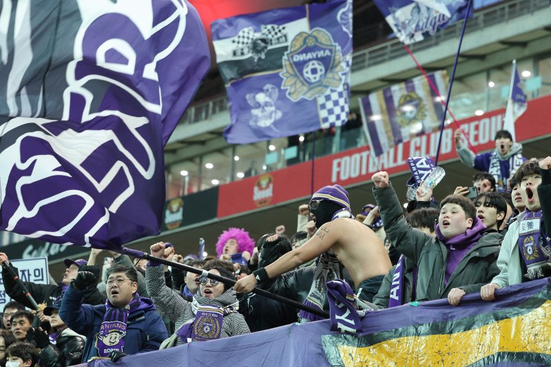 22일 오후 서울 마포구 서울월드컵경기장에서 하나은행 K리그1 2025 2라운드 FC서울과 FC안양의 경기에서 FC안양 팬들이 선수들을 응원하고 있다. 2025.2.22/뉴스1 ⓒ News1 신웅수 기자