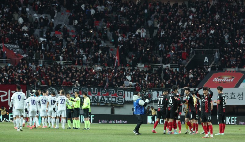 22일 오후 서울 마포구 서울월드컵경기장에서 하나은행 K리그1 2025 2라운드 FC서울과 FC안양의 경기를 마친 후 각 팀 선수들이 서로를 응원하고 있다. 2025.2.22/뉴스1 ⓒ News1 신웅수 기자