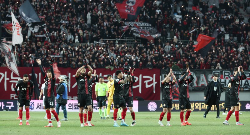 22일 오후 서울 마포구 서울월드컵경기장에서 하나은행 K리그1 2025 2라운드 FC서울과 FC안양의 경기를 마친 후 FC서울 선수들이 팬들에게 인사하고 있다. 2025.2.22/뉴스1 ⓒ News1 신웅수 기자