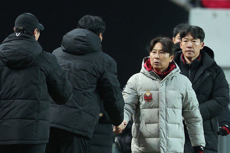 22일 오후 서울 마포구 서울월드컵경기장에서 하나은행 K리그1 2025 2라운드 FC서울과 FC안양의 경기를 마친 후 김기동 서울 감독과 유병훈 안양 감독이 악수하고 있다. 2025.2.22/뉴스1 ⓒ News1 신웅수 기자