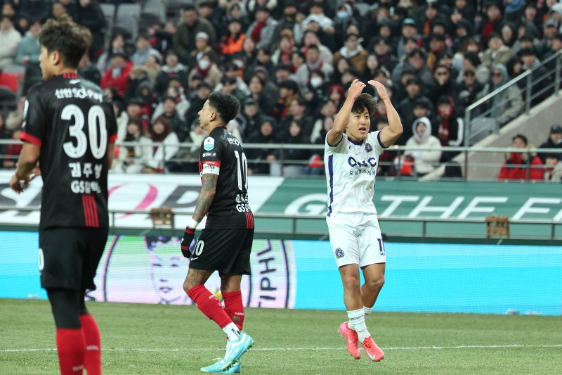 22일 오후 서울 마포구 서울월드컵경기장에서 하나은행 K리그1 2025 2라운드 FC서울과 FC안양의 경기에서 FC안양 최성범이 만회골을 넣은 후 팬들의 응원을 유도하고 있다. 2025.2.22/뉴스1 ⓒ News1 신웅수 기자
