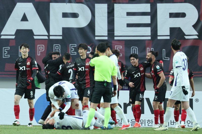 22일 오후 서울 마포구 서울월드컵경기장에서 하나은행 K리그1 2025 2라운드 FC서울과 FC안양의 경기에서 FC서울 루카스가 팀의 두 번째 골을 넣은 후 동료들과 기쁨을 나누고 있다. 2025.2.22/뉴스1 ⓒ News1 신웅수 기자