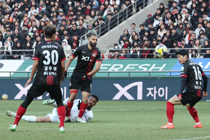 22일 오후 서울 마포구 서울월드컵경기장에서 하나은행 K리그1 2025 2라운드 FC서울과 FC안양의 경기에서 FC안양 모따가 발리슛을 하고 있다. 2025.2.22/뉴스1 ⓒ News1 신웅수 기자